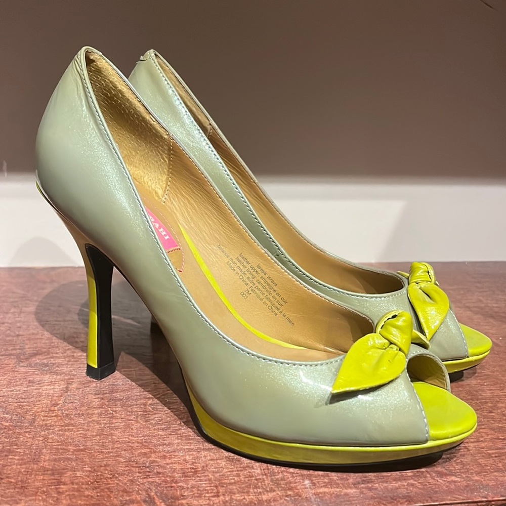 Isaac Mizrahi Green/grey heels size 7 women
